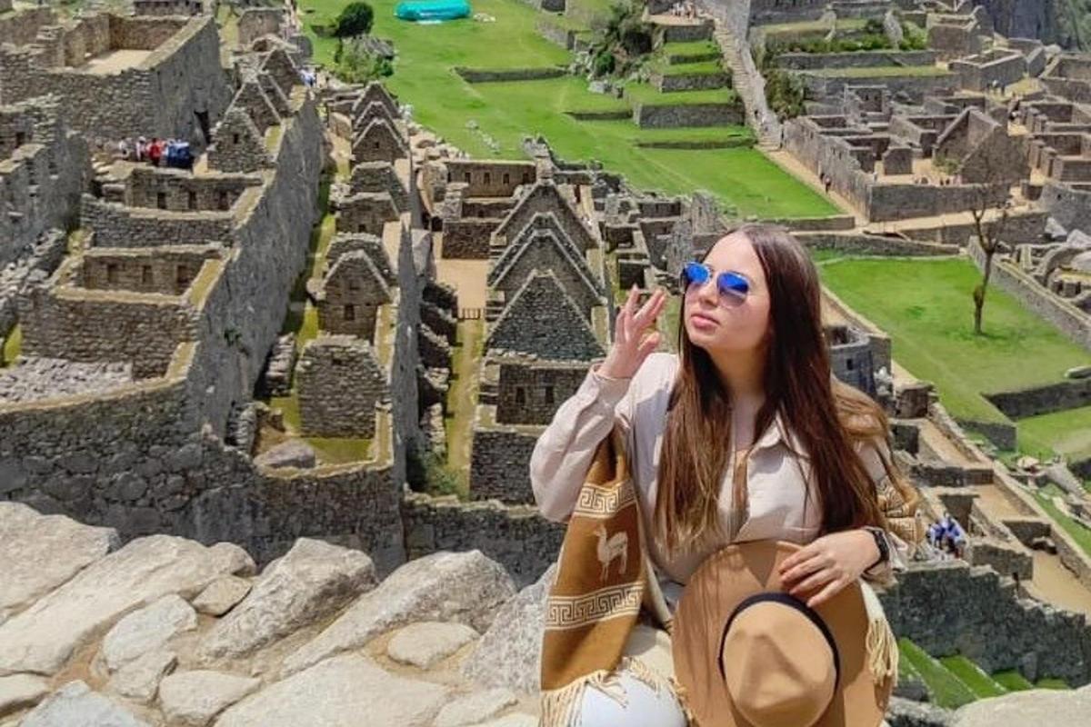 žena stojící na vrcholu ruin