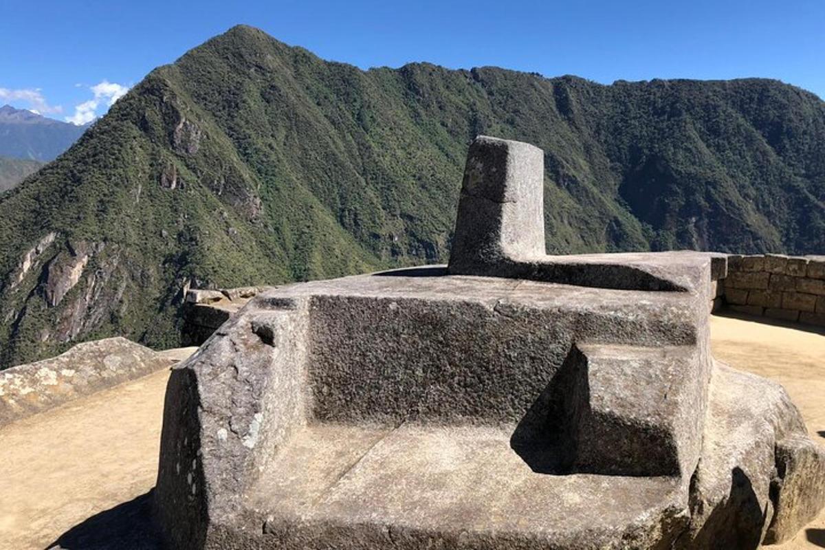 sebuah monumen batu di puncak gunung