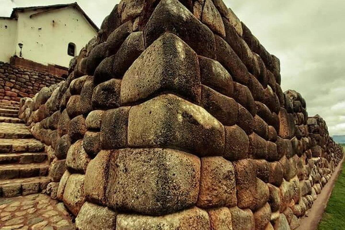 kameni potporni zid sa zgradom u pozadini