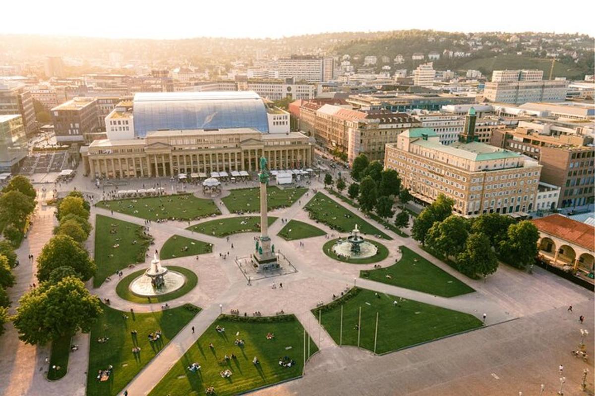 Una vista aérea de una ciudad con un gran parque.