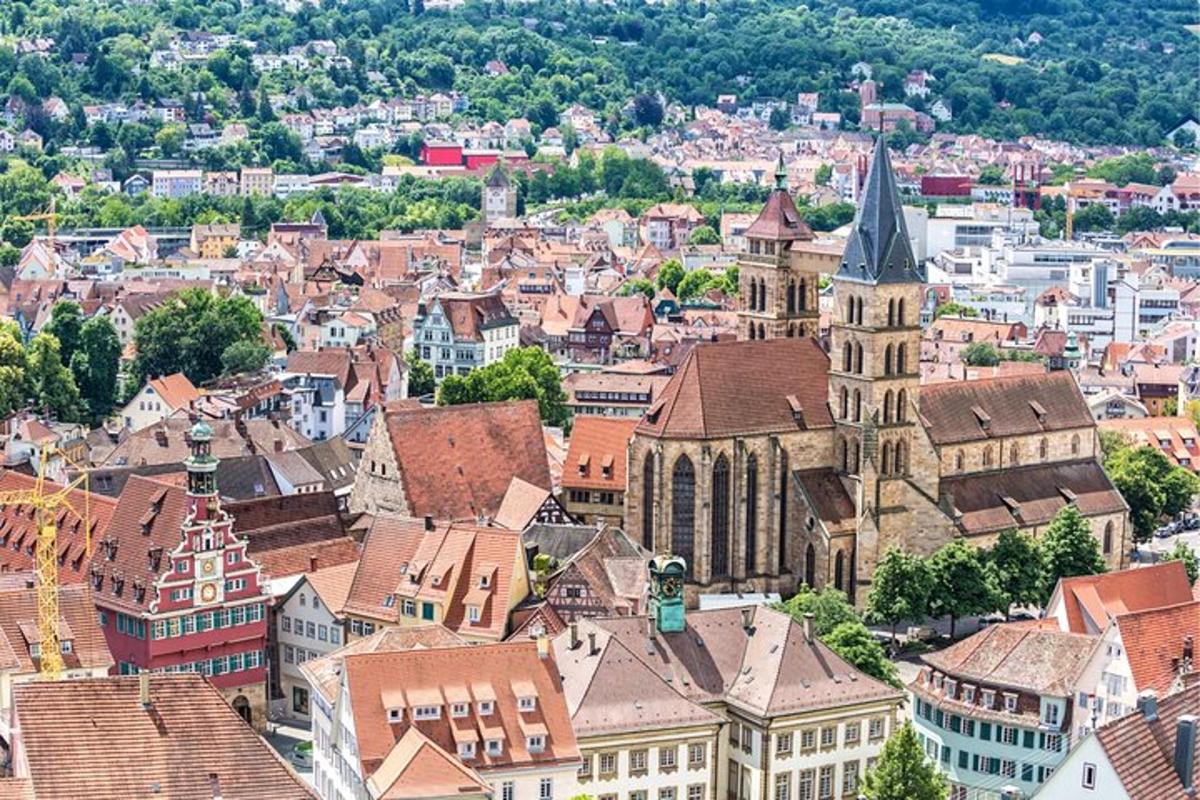 vista aèria d'una ciutat amb edificis i una església