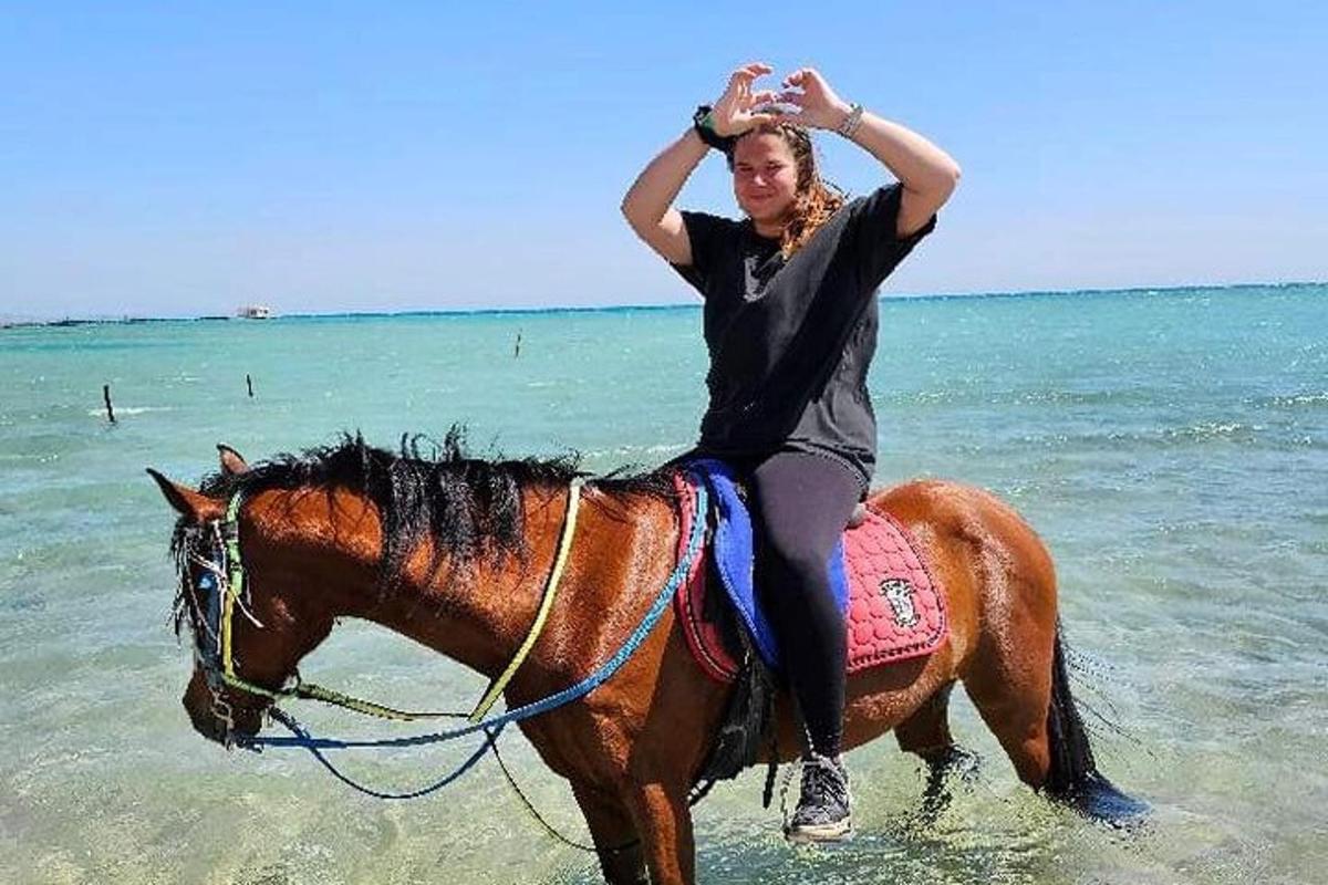 浜辺で馬に乗る女性