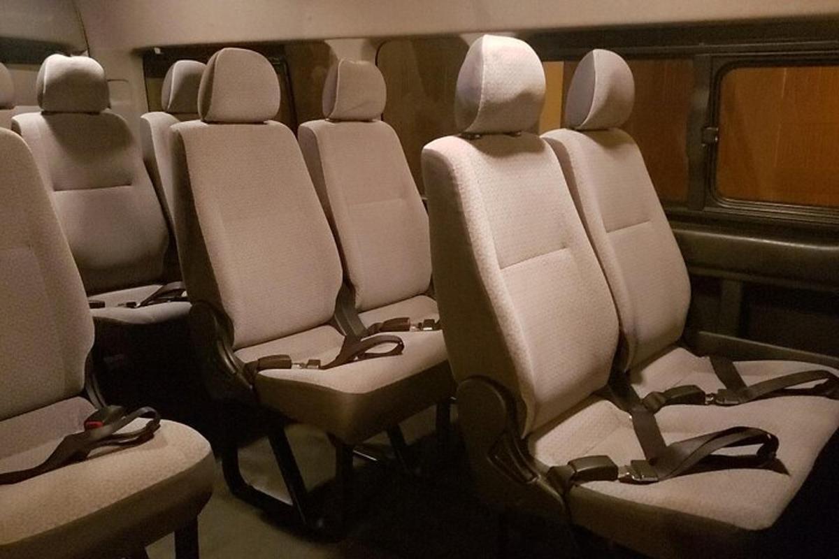 deretan tempat duduk kosong di dalam kapal terbang