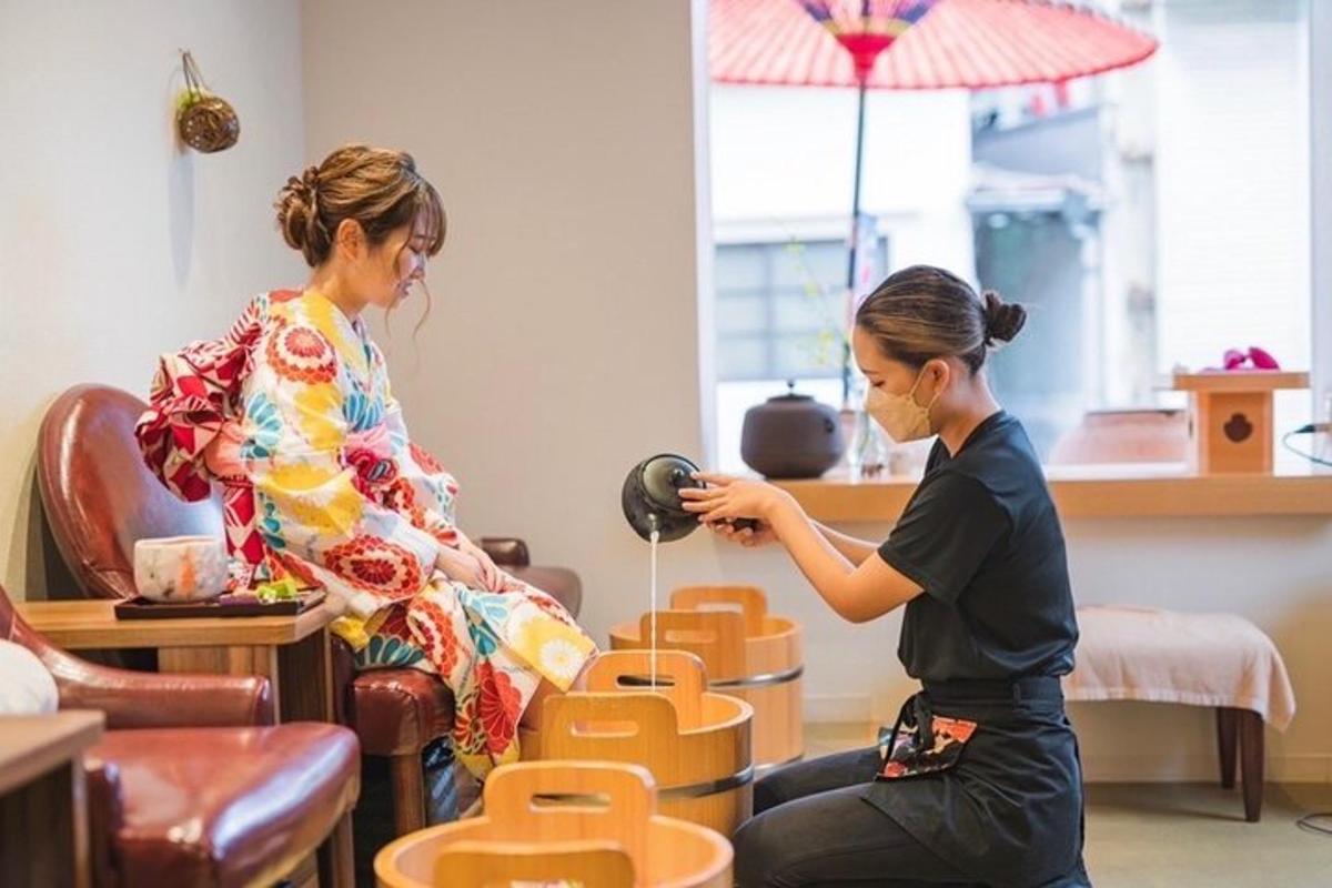 两位女士在沙龙里做头发