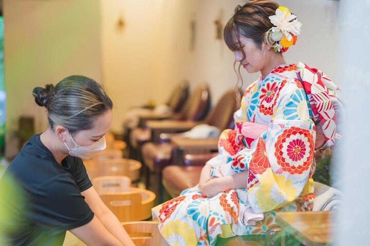 一名戴着口罩的妇女抱着一名婴儿
