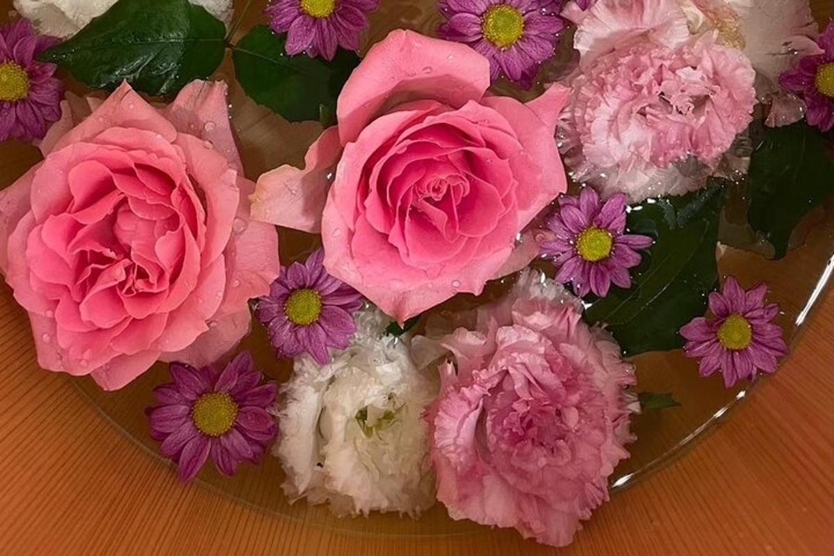 碗里有一束粉色和紫色的花