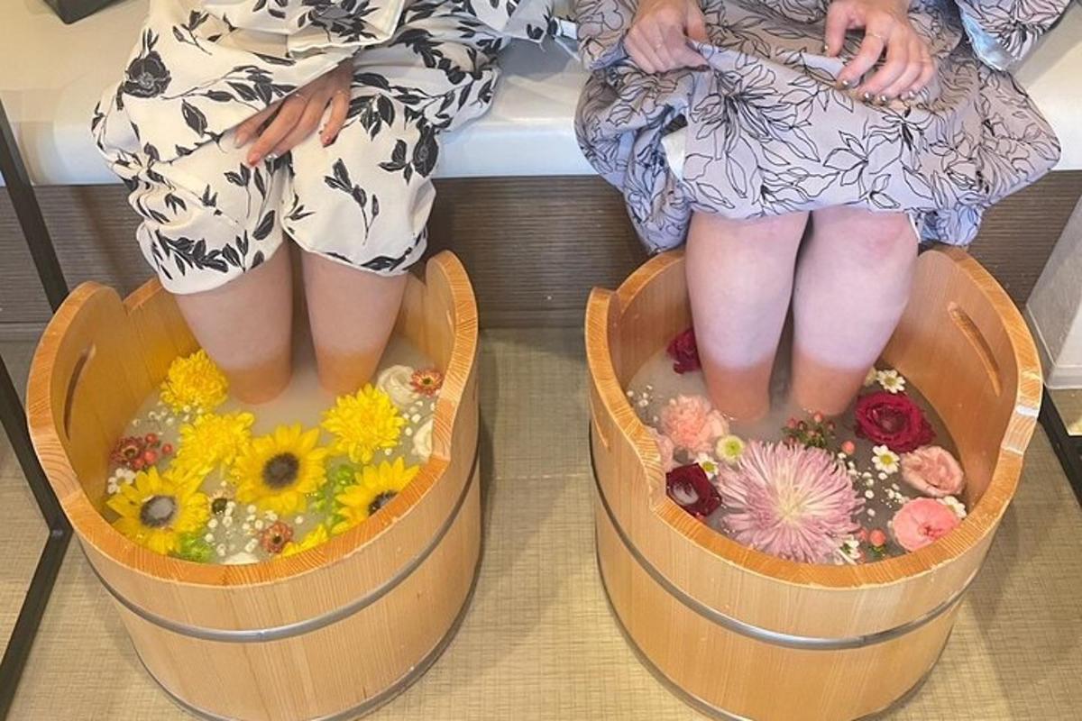 两个孩子坐在两个花桶里