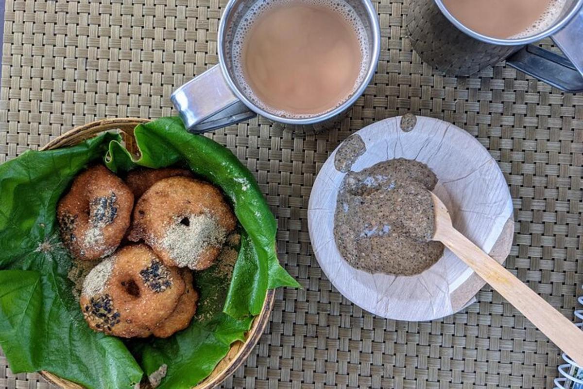 meja dengan sepinggan makanan dan secawan kopi