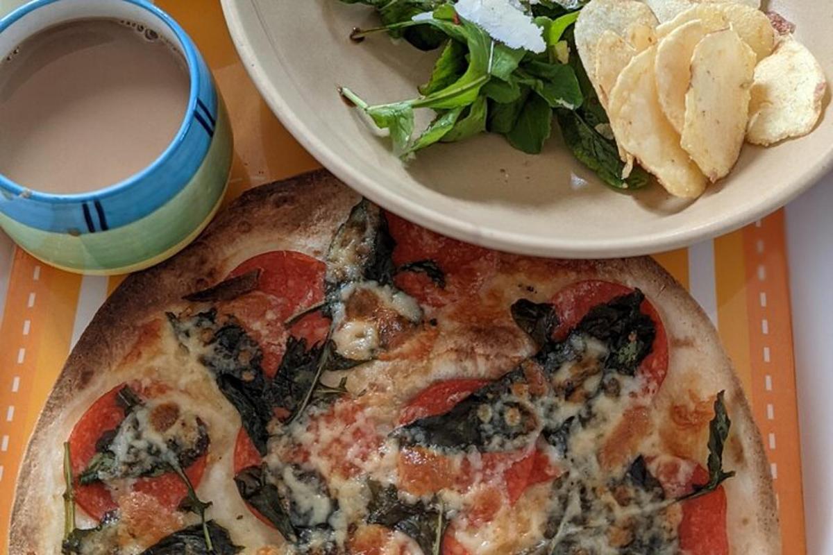 sepinggan pizza dan salad dan secawan kopi