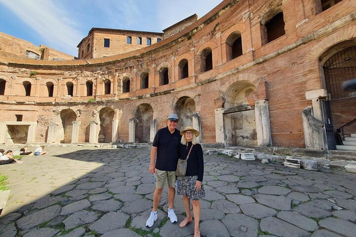 un home i una dona drets davant d'un edifici