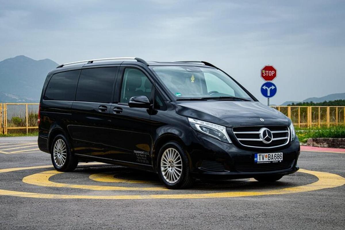 một chiếc xe tải màu đen đỗ trong bãi đậu xe