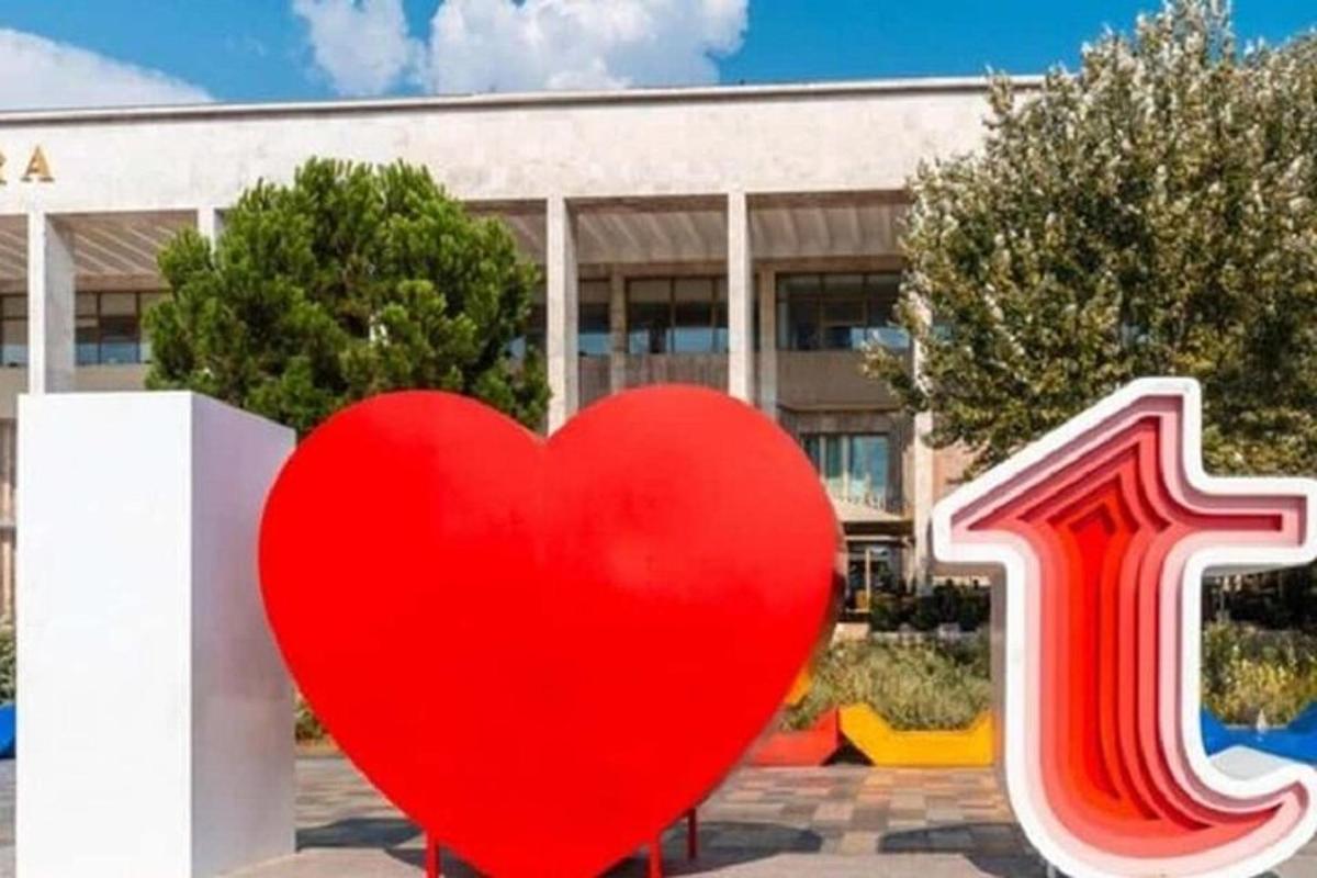 un cartello a forma di cuore rosso davanti a un edificio