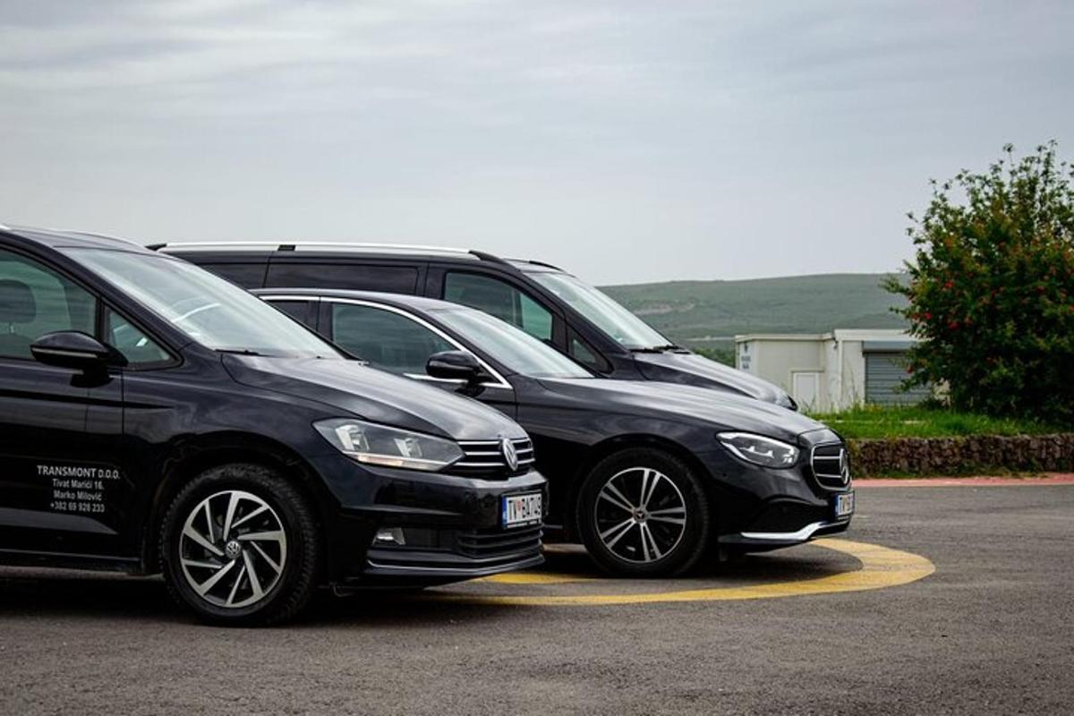 drie geparkeerde auto's op een parkeerplaats