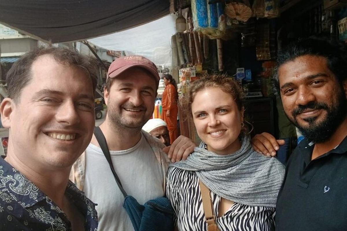 drei Männer und eine Frau posieren für ein Foto