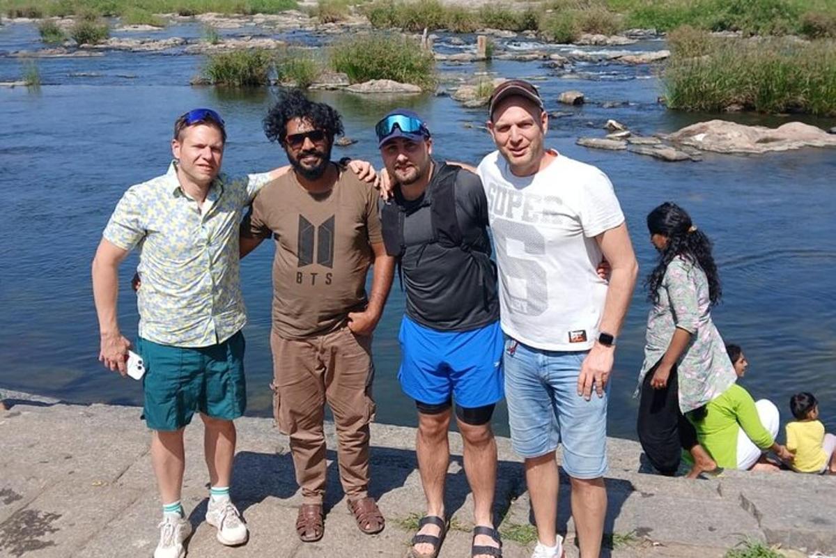 eine Gruppe von Männern, die neben einem Fluss stehen