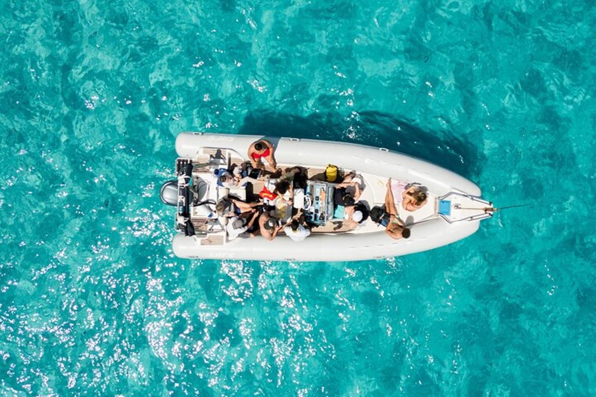 eine Gruppe von Menschen in einem Boot im Wasser