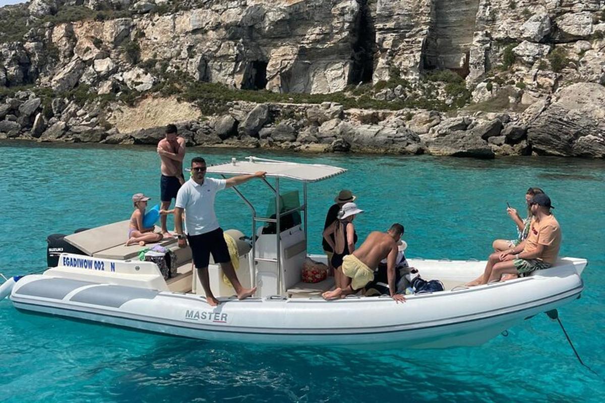 eine Gruppe von Menschen auf einem Boot im Wasser