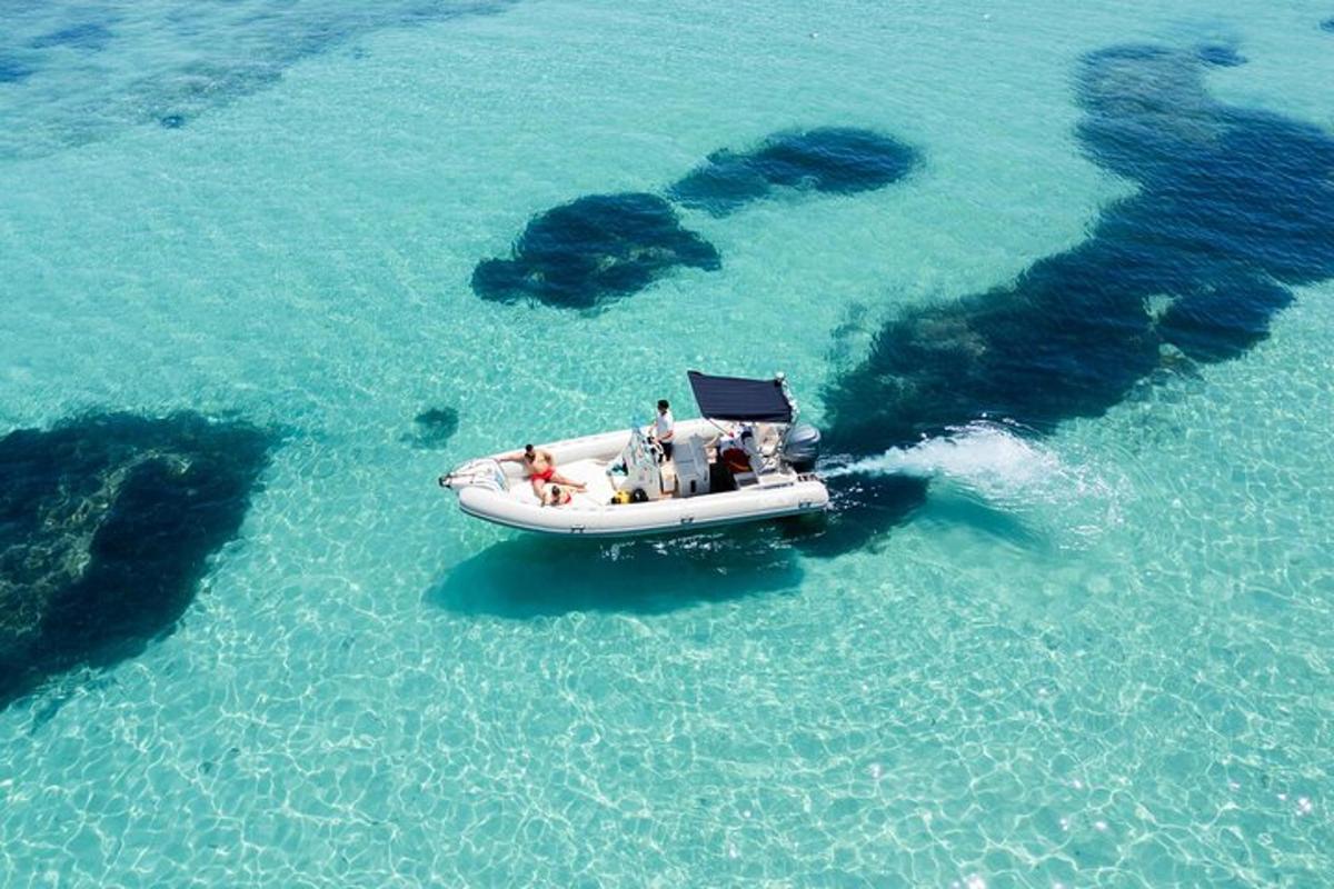 eine Gruppe von Menschen auf einem Boot im Wasser