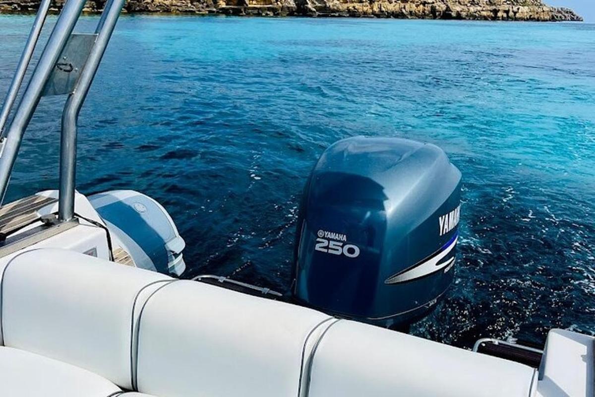 eine blaue Kühlbox auf der Rückseite eines Bootes im Wasser