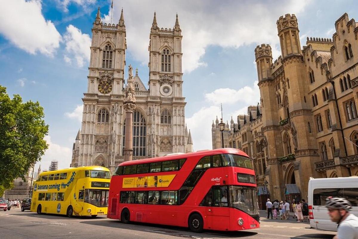 un autobus rosso a due piani parcheggiato davanti a un edificio