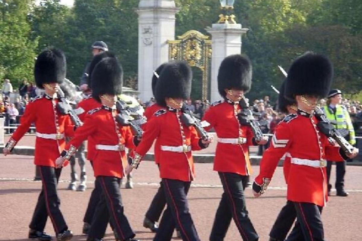 un gruppo di soldati in uniforme rossa che camminano in una parata