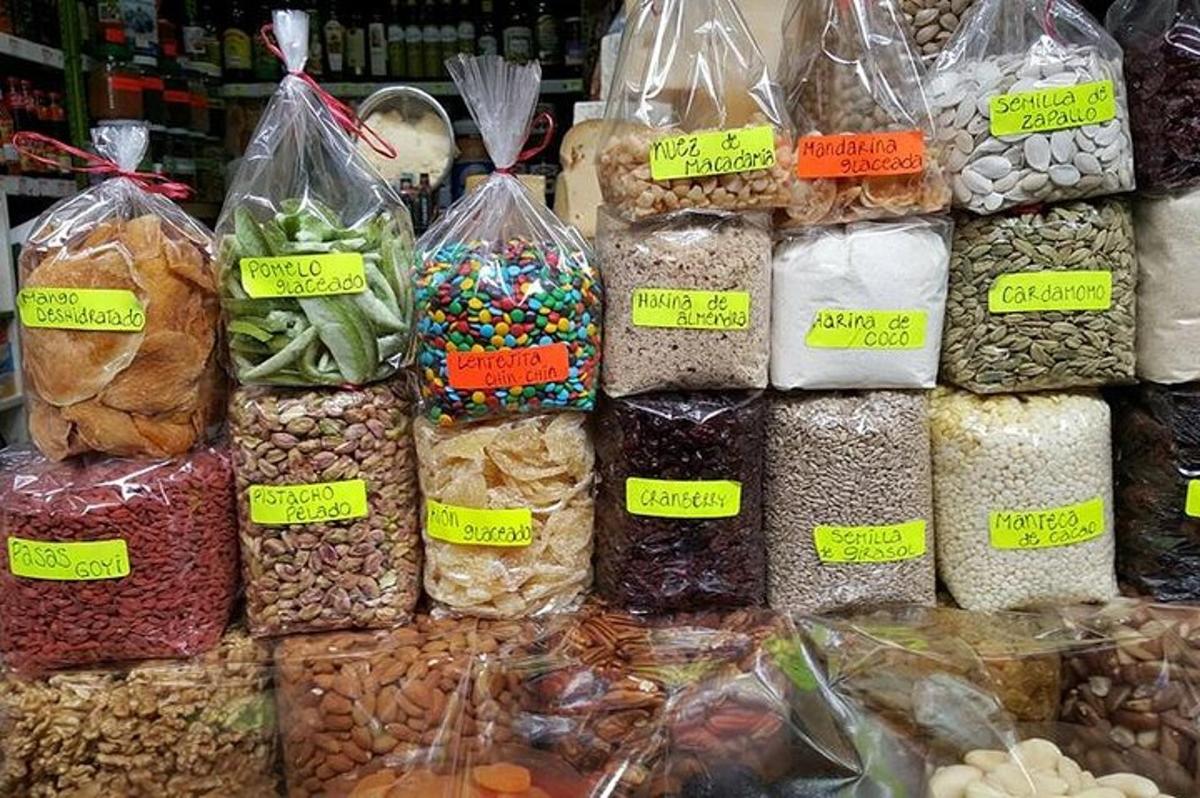 trưng bày các loại thực phẩm khác nhau trong túi