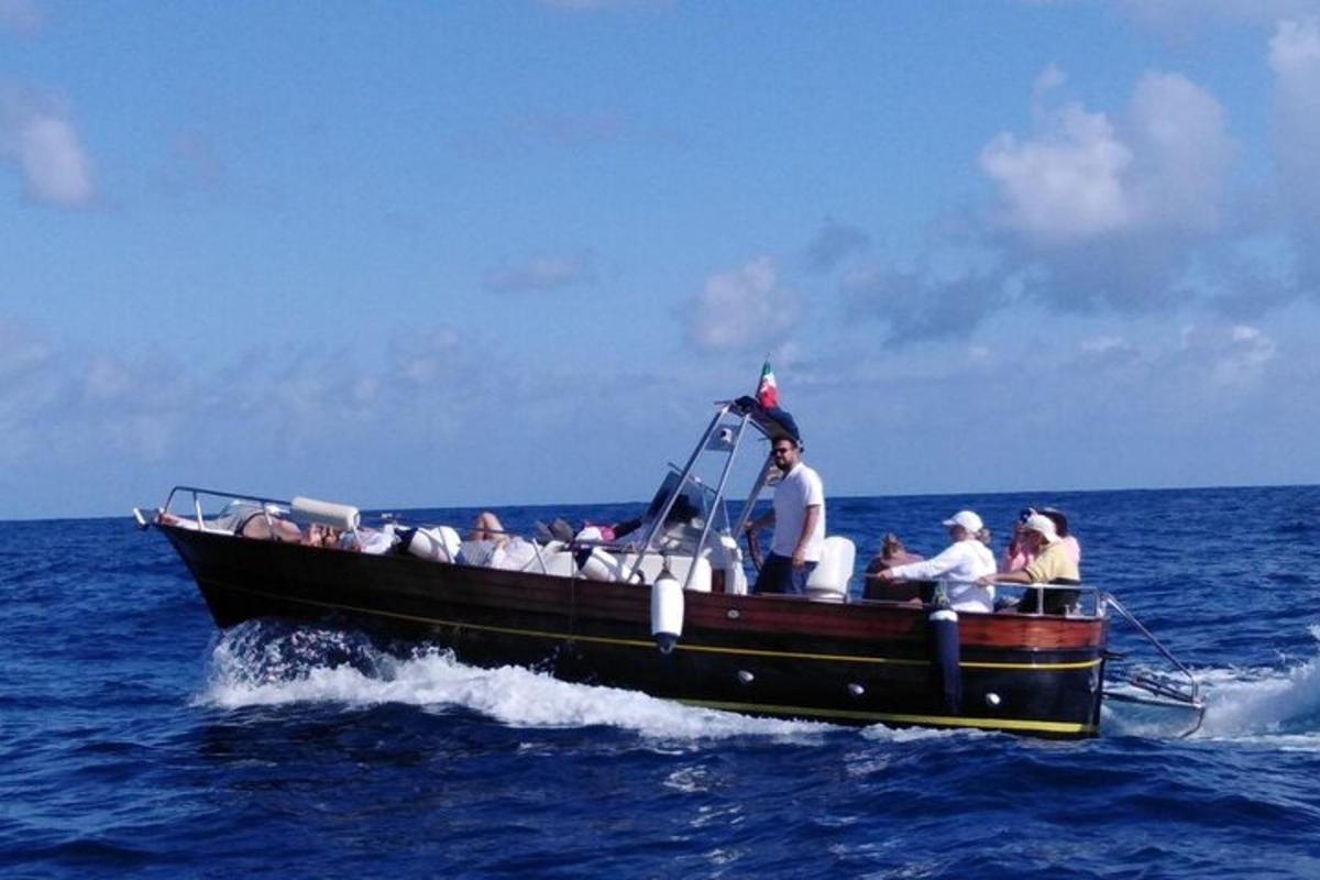 een groep mensen op een boot in het water