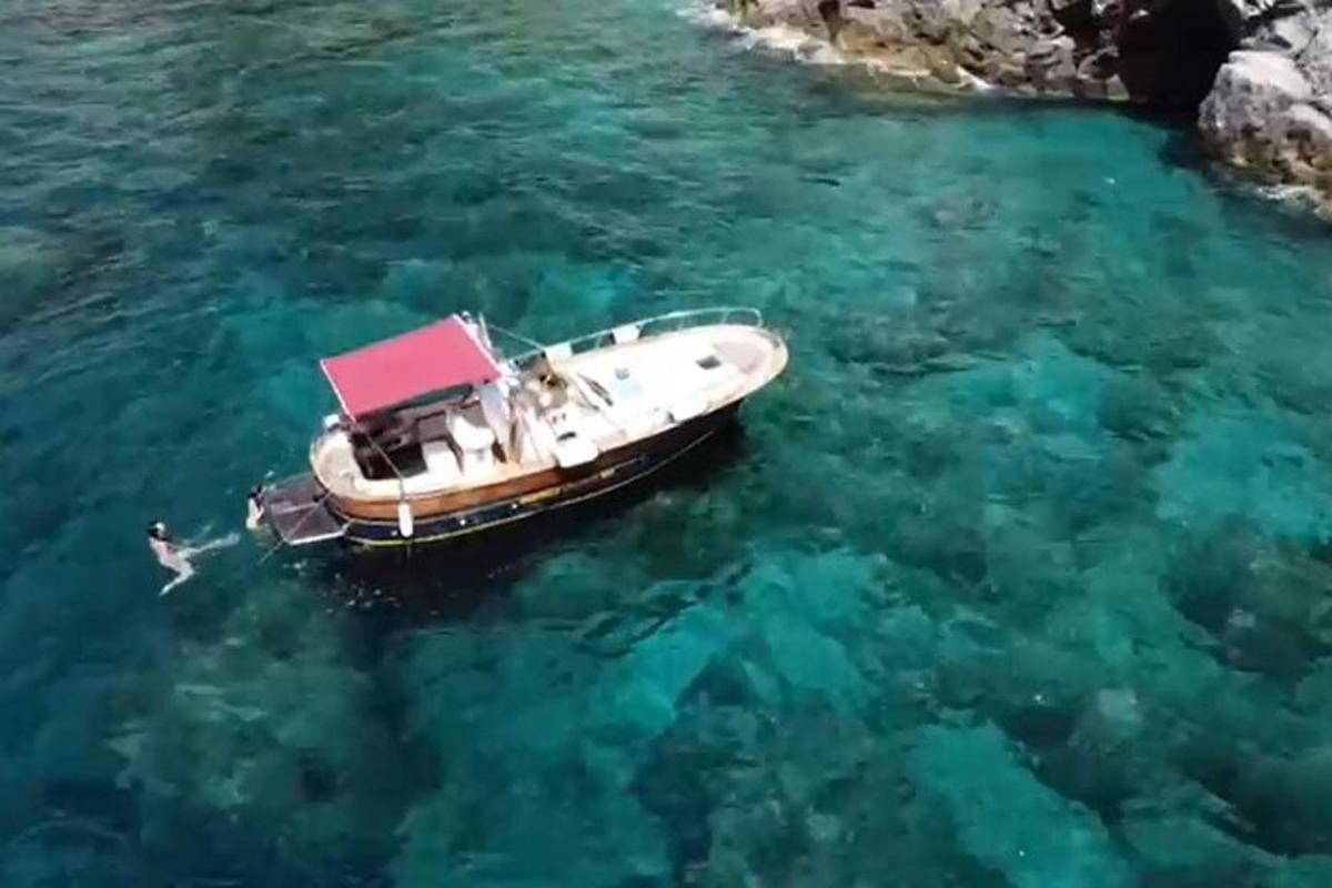 un bateau dans l'eau avec une personne qui nage