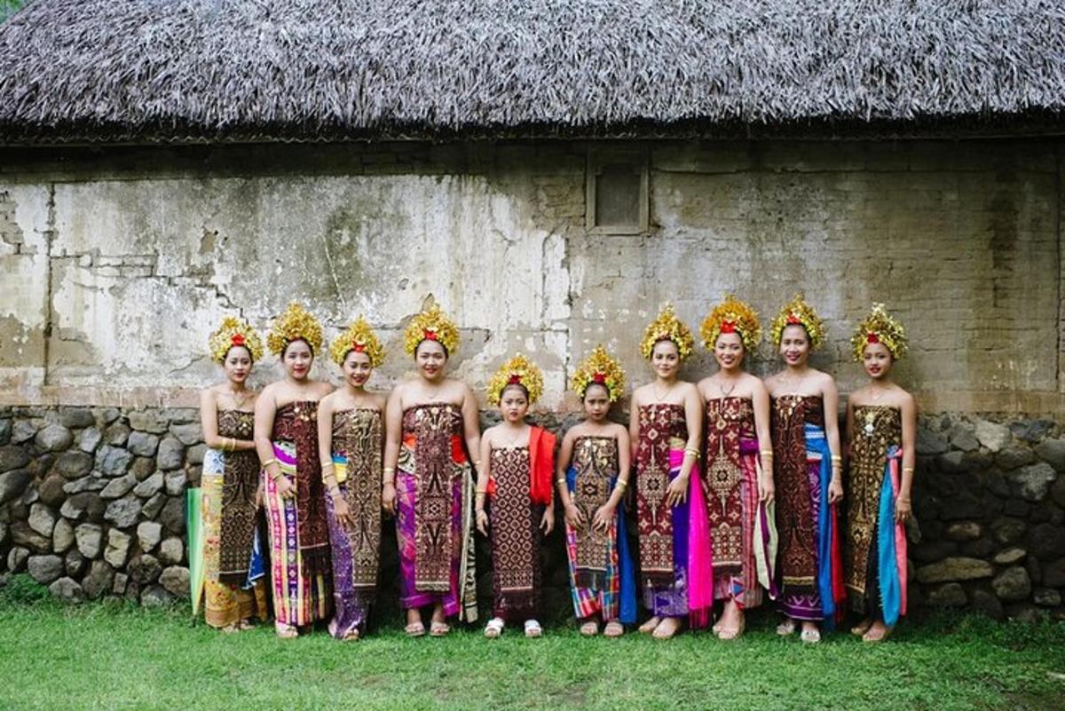 sekumpulan wanita berpakaian kostum berdiri di hadapan sebuah bangunan