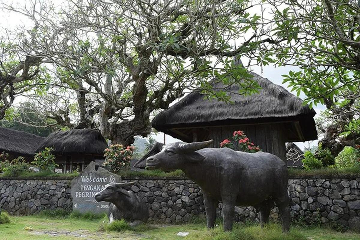 patung lembu di sebelah dinding batu