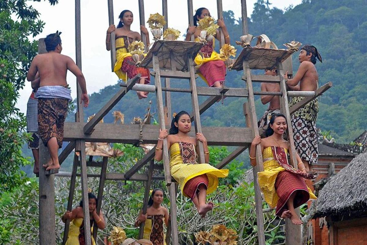 sekumpulan orang yang berdiri di atas struktur