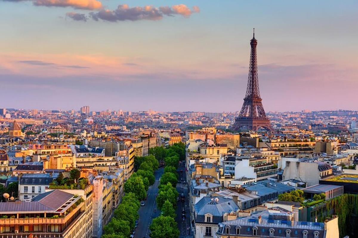 una vista della torre Eiffel a Parigi