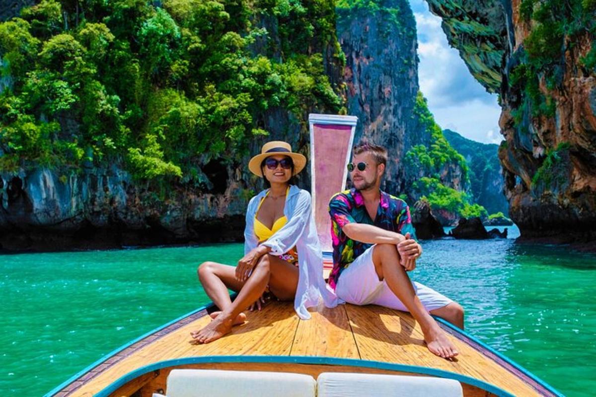 un uomo e una donna seduti su una barca in acqua
