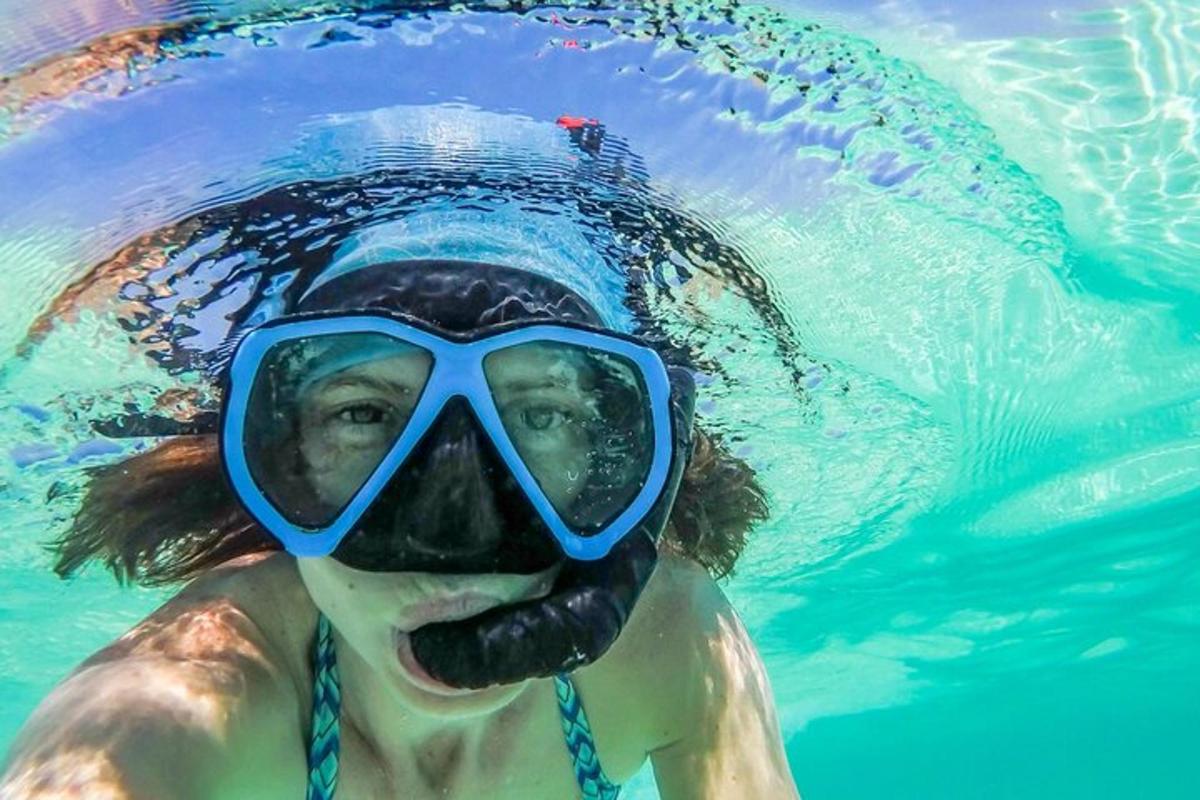 una persona in piscina che indossa gli occhialini
