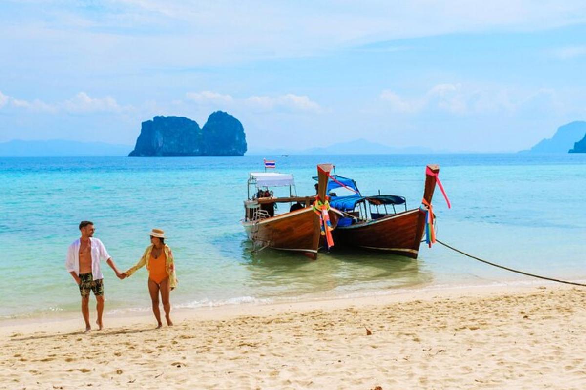 un uomo e una donna in piedi su una spiaggia con una barca
