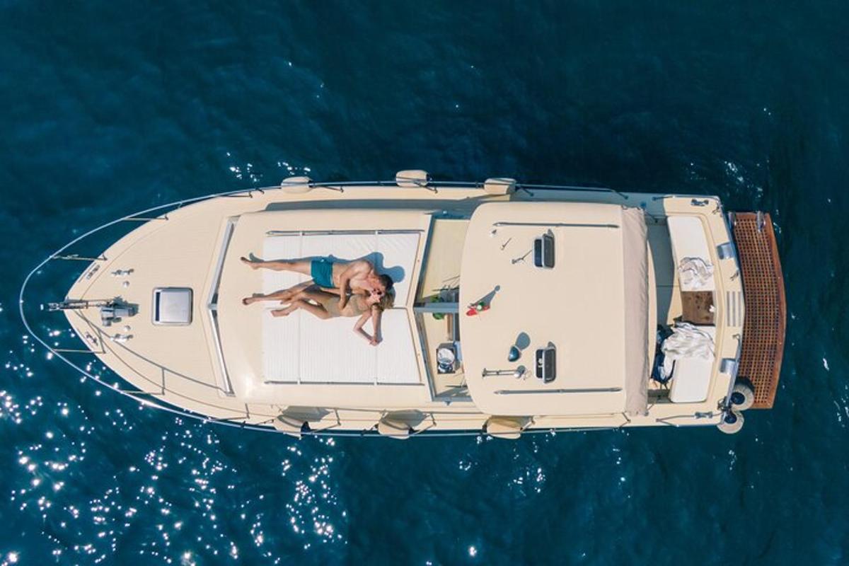 uma mulher deitada no interior de um barco na água