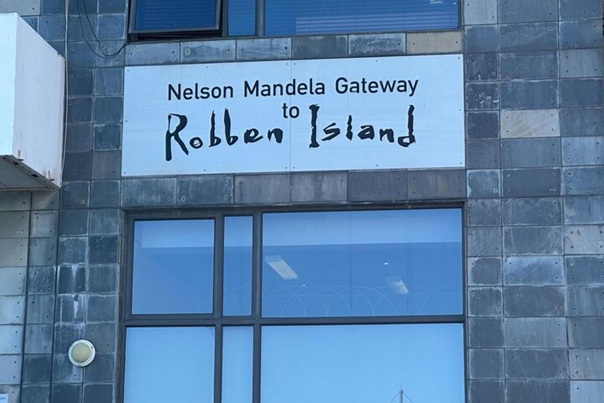 znak na stavbi z napisom Nelson Mandela, vhod na Ribbon Island
