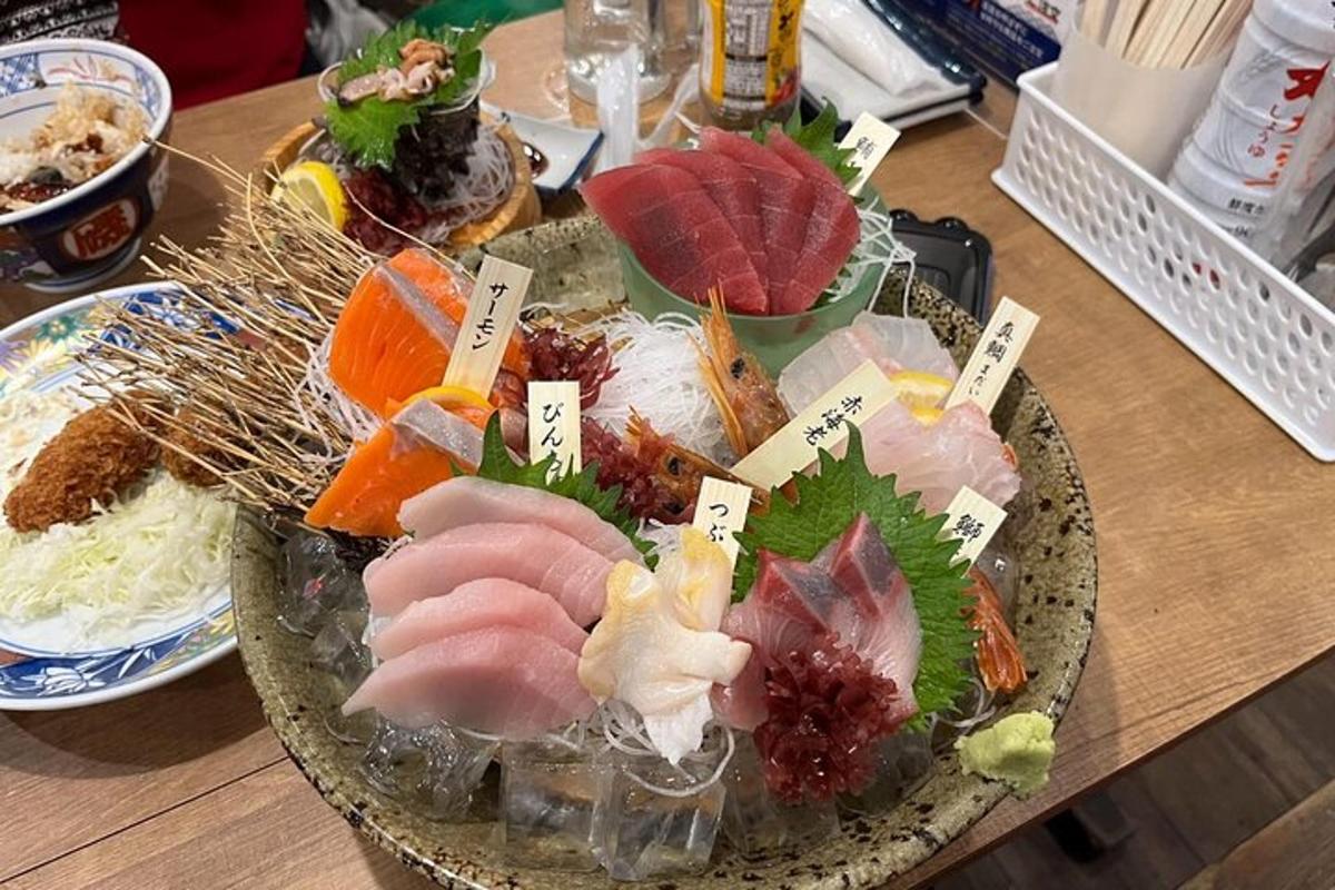 talíř sushi na dřevěném stole