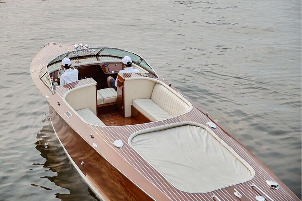 zwei Personen in einem Holzboot auf dem Wasser
