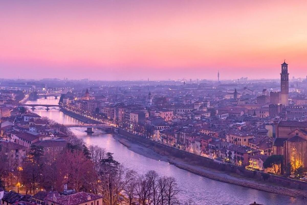 een uitzicht op een stad met een rivier bij zonsondergang