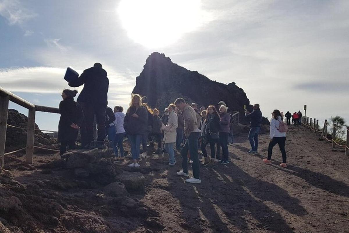 un grup de persones estan dretes a la muntanya