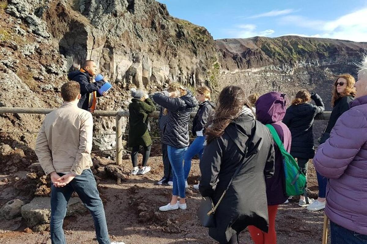 un grup de persones mirant una muntanya