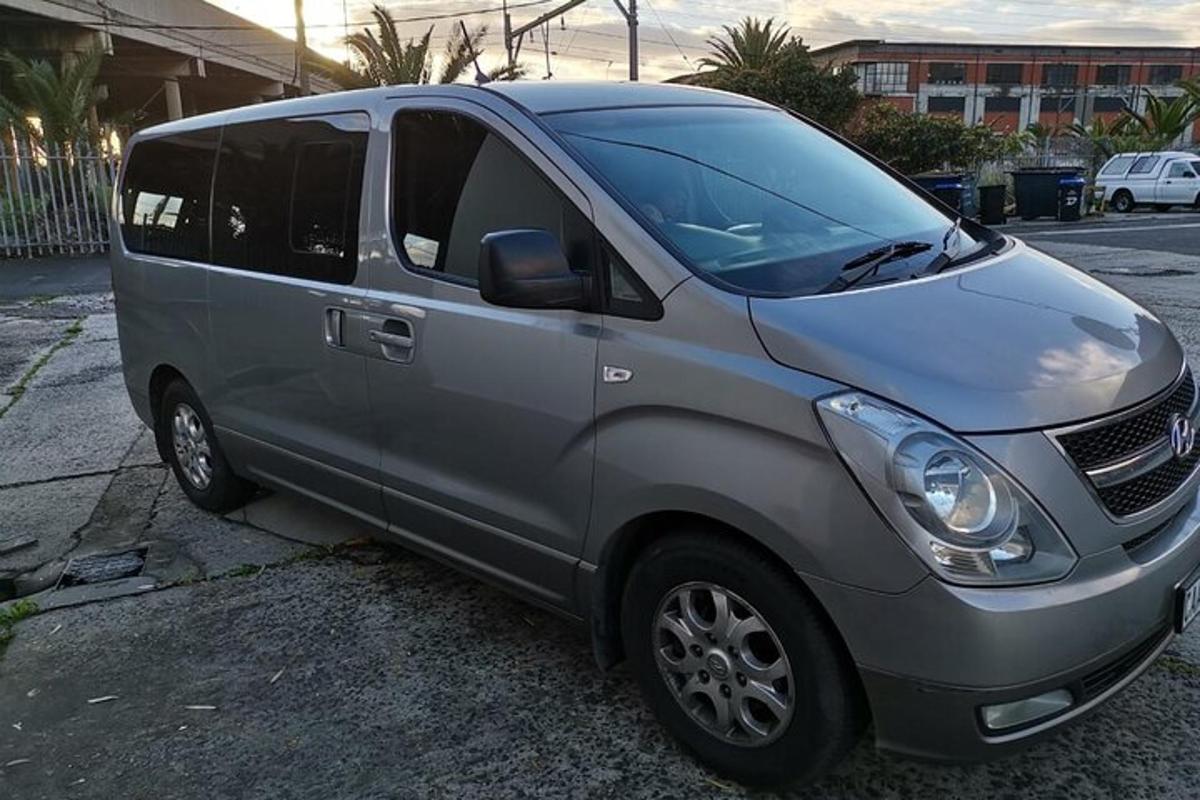 sebuah van perak diletakkan di tempat letak kereta