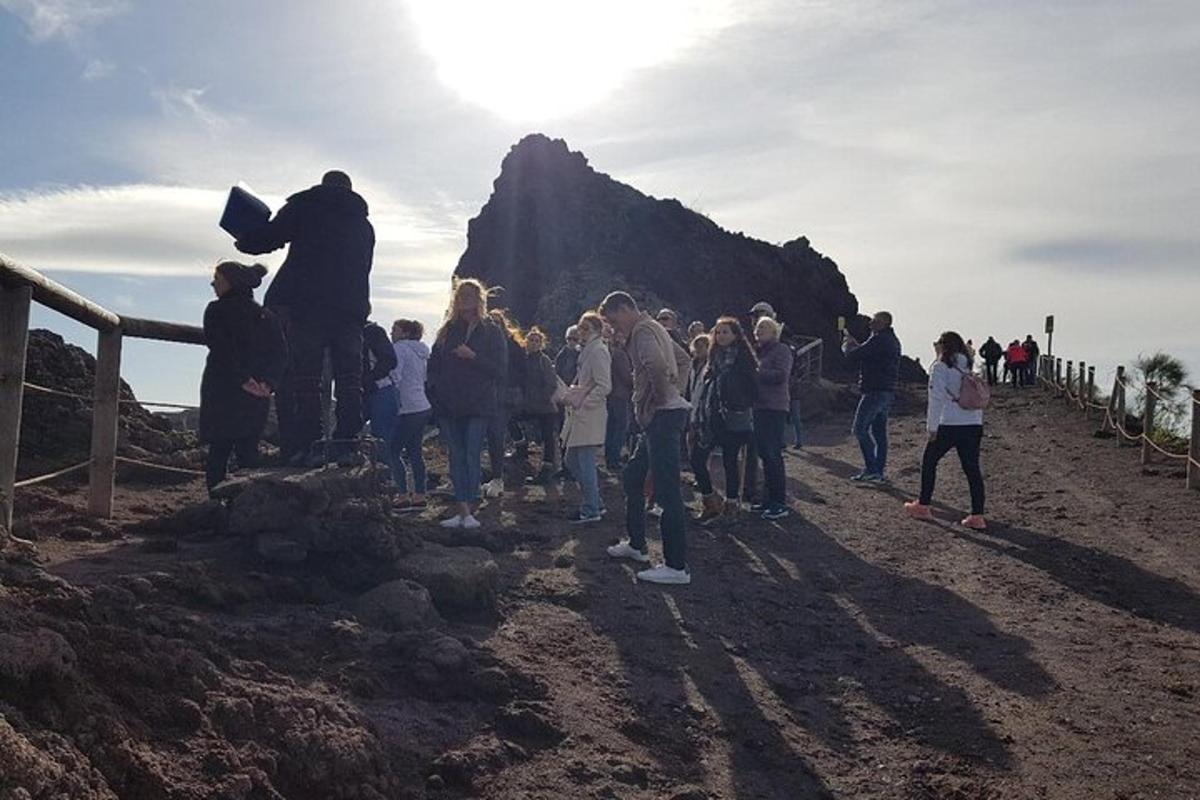 un grup de oameni care stau în fața unui munte