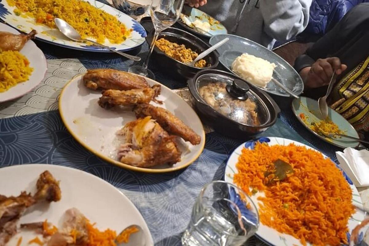 sebuah meja dengan banyak pinggan makanan di atasnya