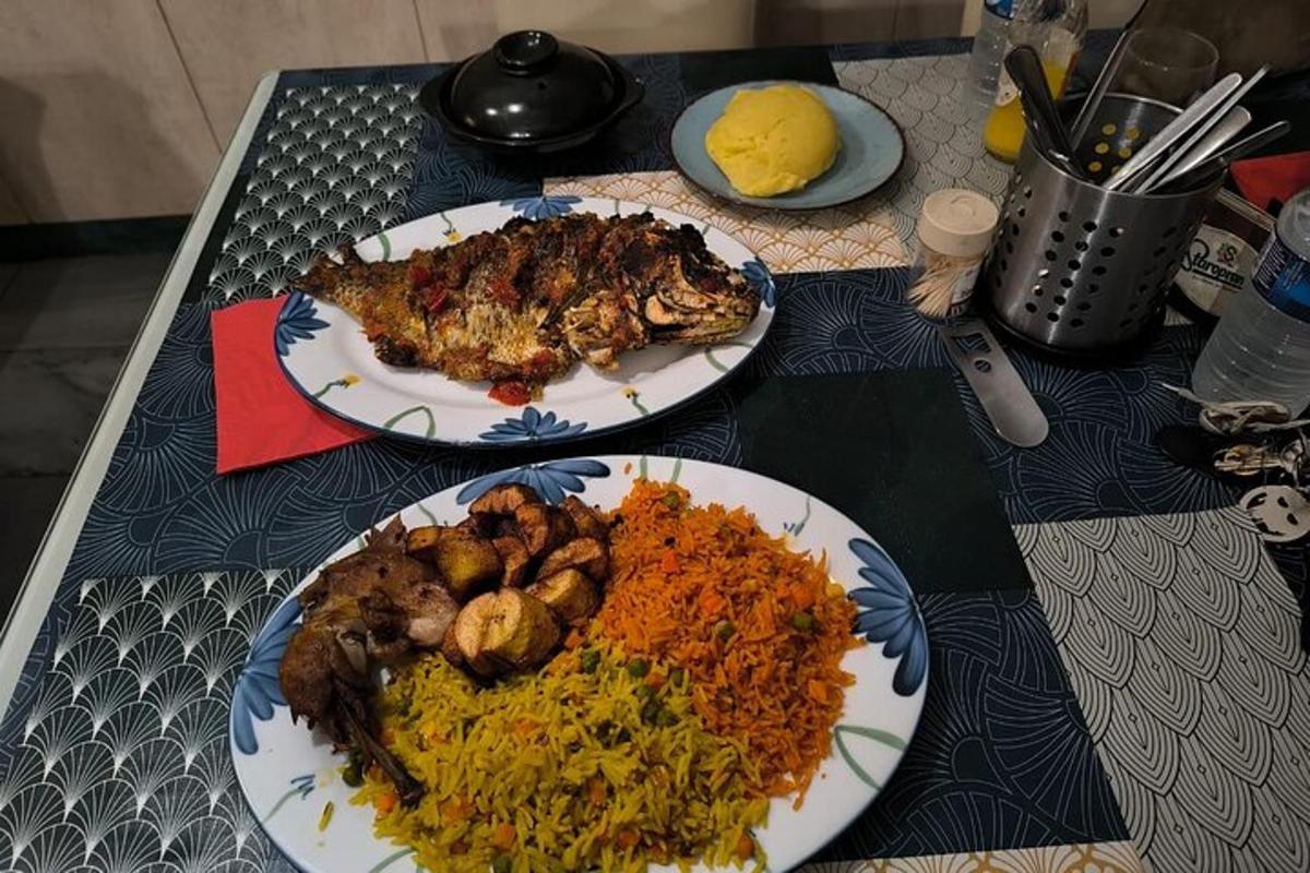 stalas su trimis lėkštėmis maisto