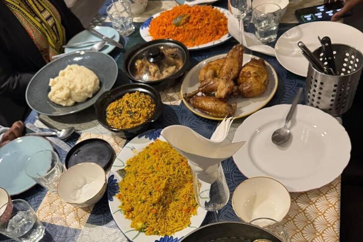 sebuah meja dengan banyak pinggan makanan di atasnya