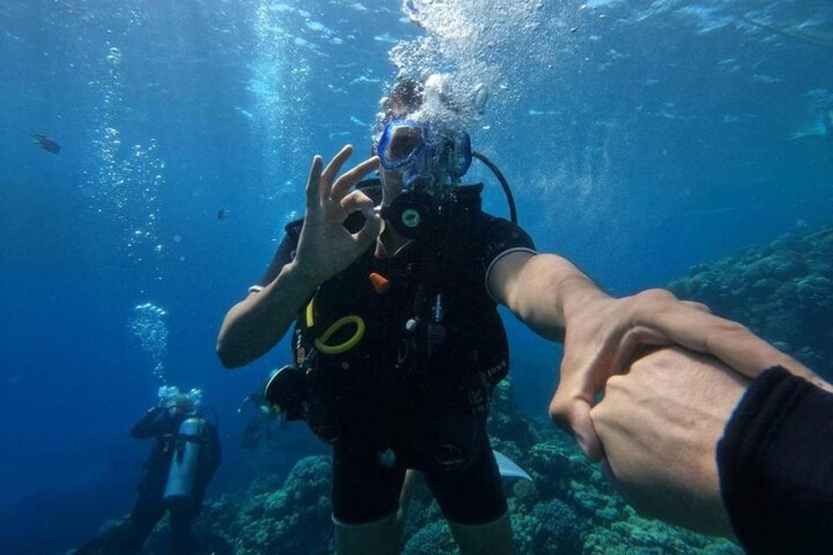 un uomo che scatta una foto a un sub in acqua