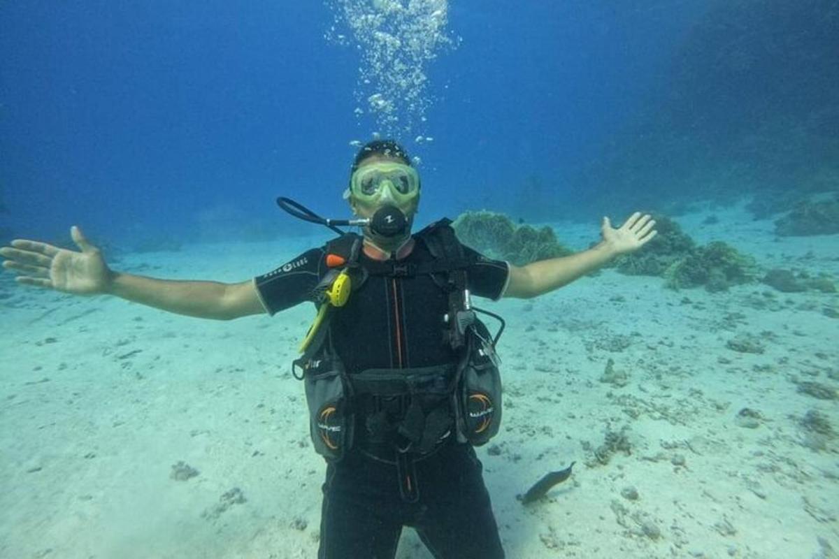 un uomo con una maschera antigas in piedi nell'oceano