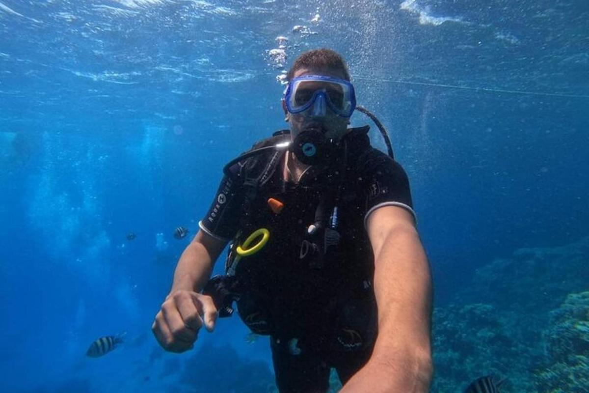 un uomo con una maschera da sub è in acqua